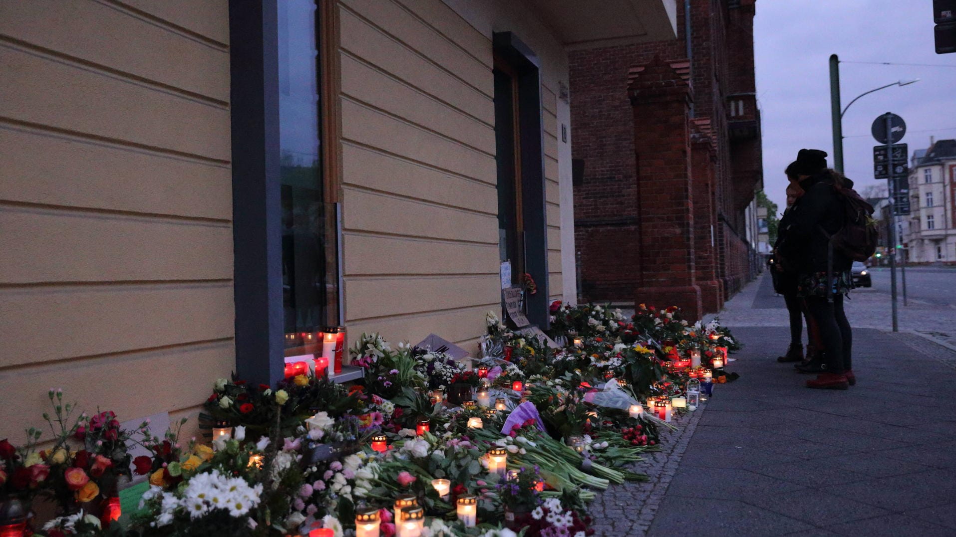 "Oberlin Lebenswelten", Einrichtung in Potsdam: Vor dem Haus haben viele Menschen, darunter auch Brandenburgs Ministerpräsident Dietmar Woidke, Blumen abgelegt.