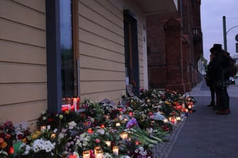 "Oberlin Lebenswelten", Einrichtung in Potsdam: Vor dem Haus haben viele Menschen, darunter auch Brandenburgs Ministerpräsident Dietmar Woidke, Blumen abgelegt.