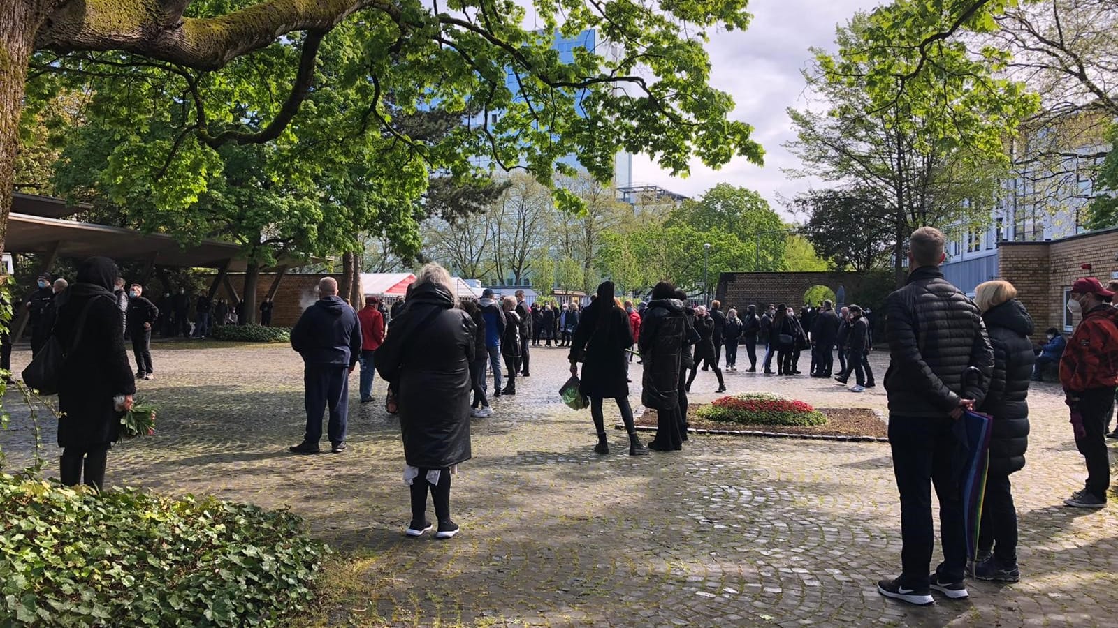 Fans versammeln sich vor dem Friedhof: Während der Zeremonie sind nur 30 Gäste aufgrund der Corona-Regeln erlaubt.