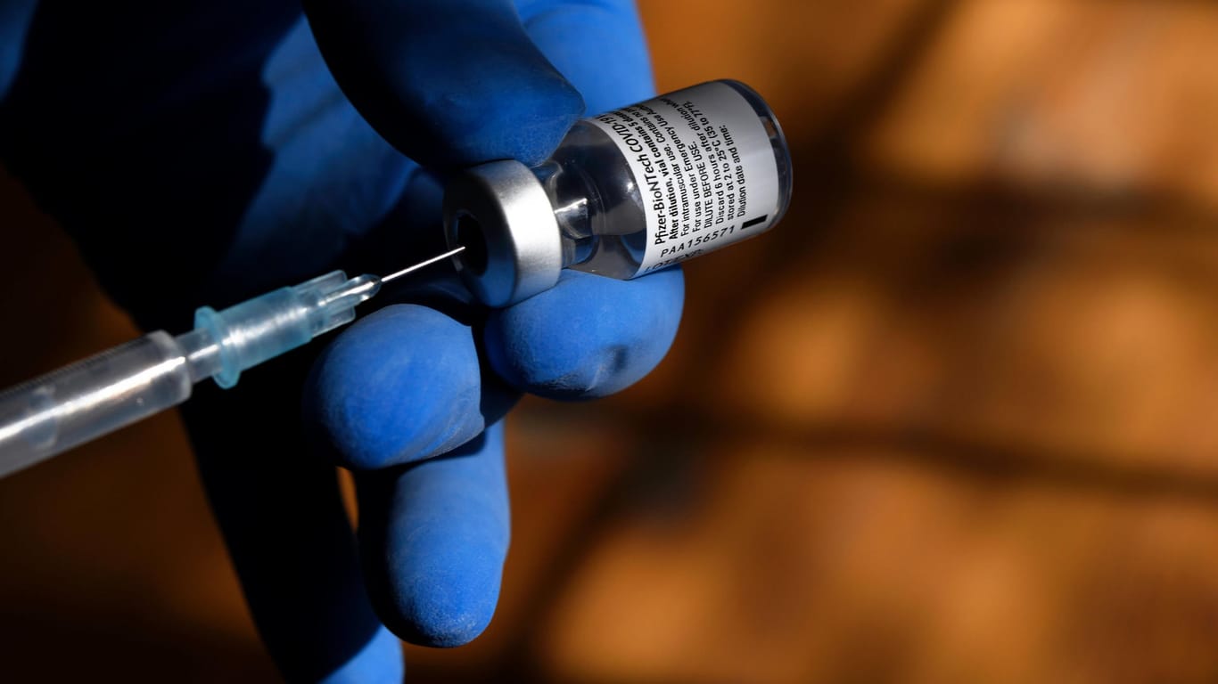 Der Covid-Impfstoff von Biontech: Ein Kieler IT-Experte bietet bei eBay Kleinanzeigen einen Service an, der Impftermine buchen soll und erntet dafür Kritik.