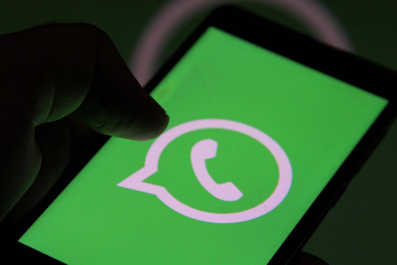 Das Logo von WhatsApp auf einem Smartphone: Spätestens am 15. Mai müssen Nutzer den neuen Regeln zustimmen.