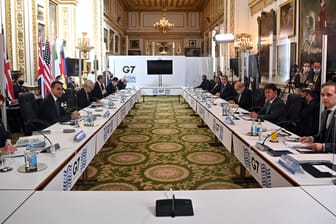 Treffen trotz Pandemie: Indien war als Gast beim G7-Außenministertreffen vertreten. In der Delegation gab es nun Corona-Fälle.