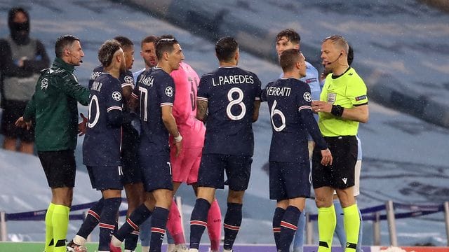 Stand nicht nur nach dem Platzverweis gegen Angel di Maria (11) beim PSG-Aus bei Manchester City im Fokus: Schiedsrichter Bjorn Kuipers (r).