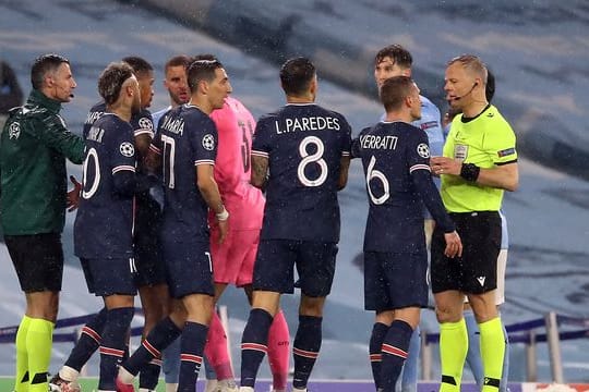 Stand nicht nur nach dem Platzverweis gegen Angel di Maria (11) beim PSG-Aus bei Manchester City im Fokus: Schiedsrichter Bjorn Kuipers (r).