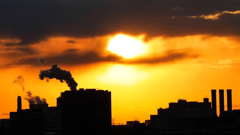 Rauchschwaden aus Kaminen eines Heizkraftwerks in Berlin: Deutschland erhöht sein Klimaziel für 2030.