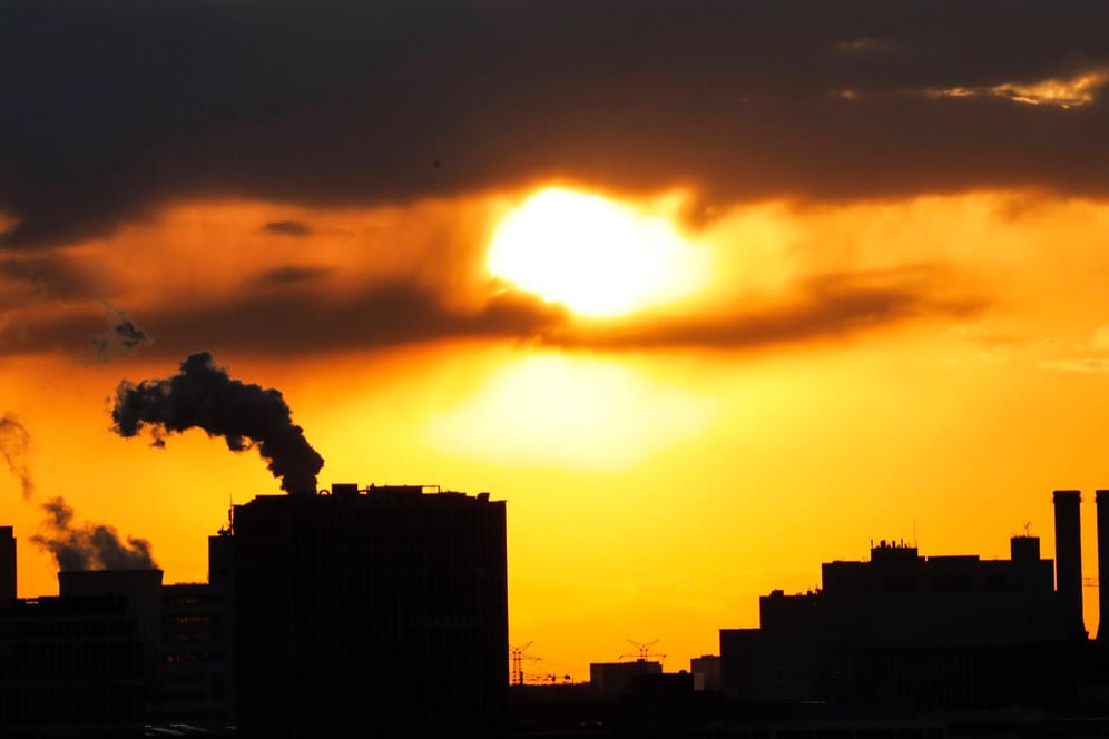 Rauchschwaden aus Kaminen eines Heizkraftwerks in Berlin: Deutschland erhöht sein Klimaziel für 2030.