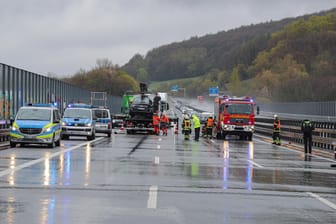 Rettungskräfte und ein Abschleppwagen stehen auf der A1 bei Wuppertal: Bei Hagel kam es zu mehreren Unfällen auf der Autobahn, die voll gesperrt wurde.