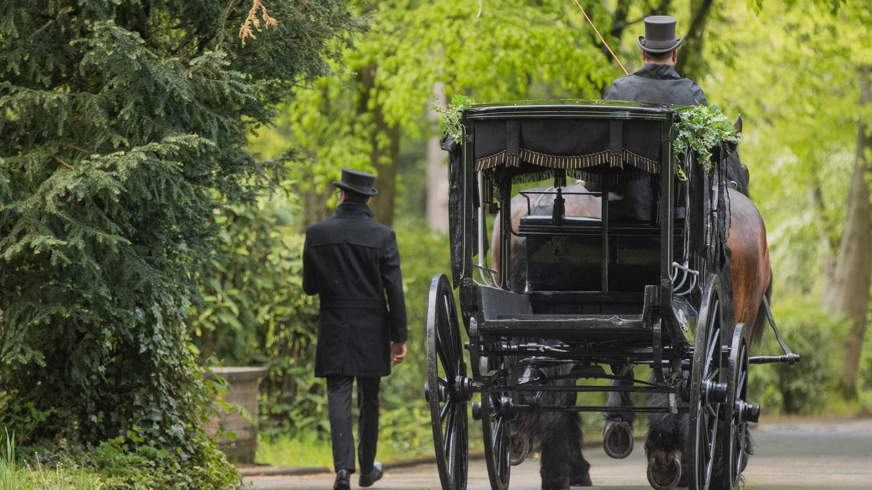 Melaten-Friedhof in Köln: Nach der Trauerfeier wurde der Sarg von Willi Herren mit einer Kutsche zum Grabplatz gefahren.