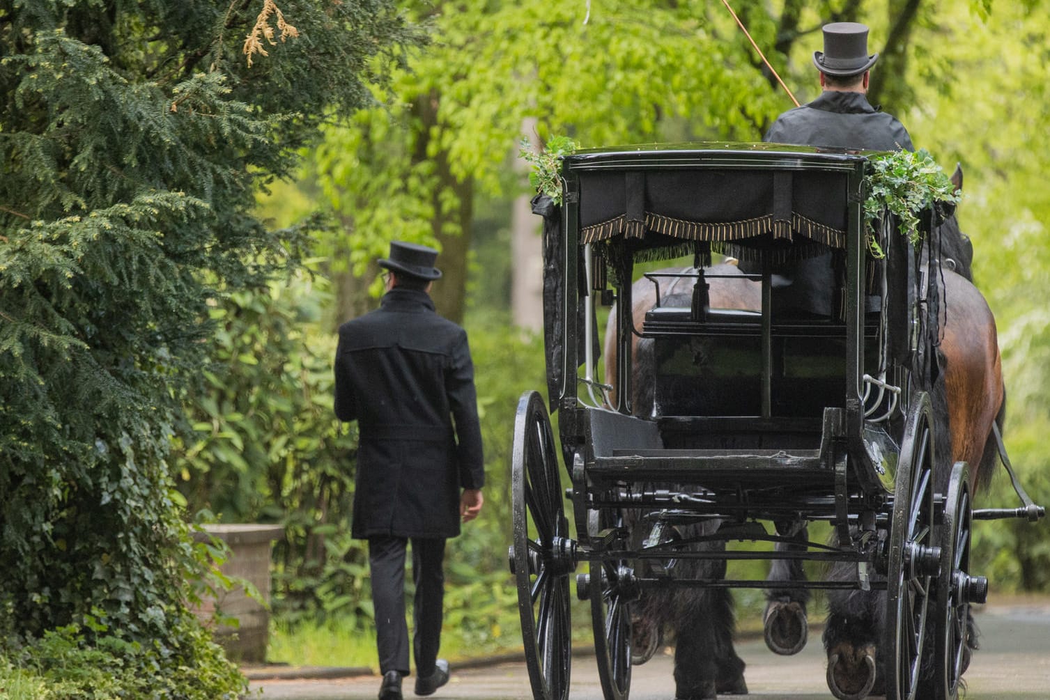 Melaten-Friedhof in Köln: Nach der Trauerfeier wurde der Sarg von Willi Herren mit einer Kutsche zum Grabplatz gefahren.