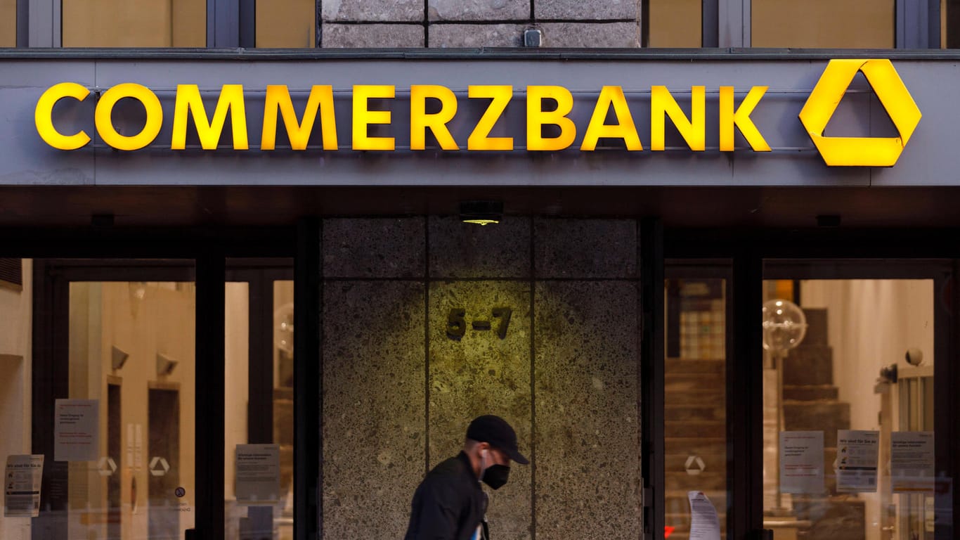Commerzbank-Filiale (Archivbild): Das Geldinstitut will ab Juli das Gratis-Konto für Bestandskunden abschaffen.