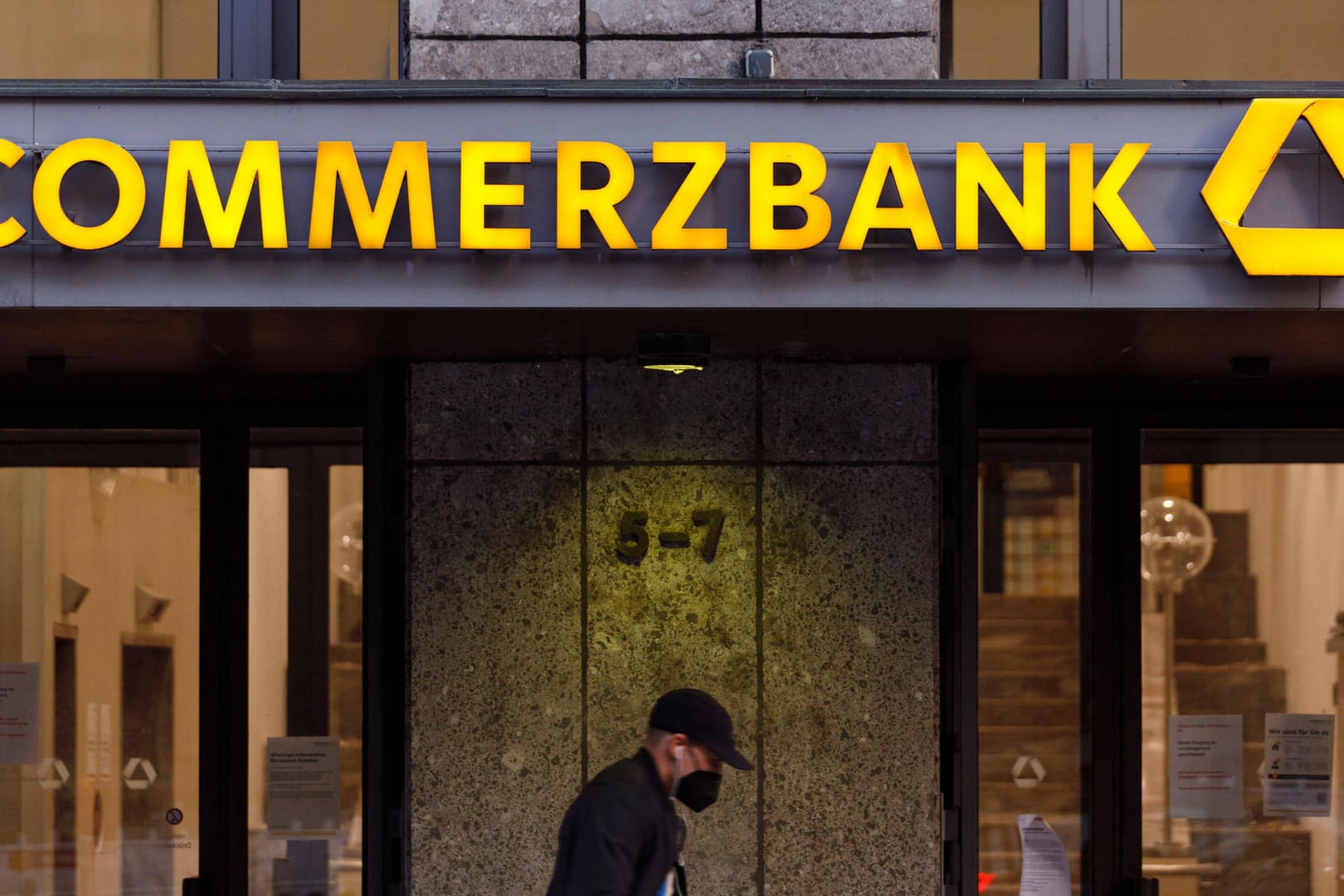 Commerzbank-Filiale (Archivbild): Das Geldinstitut will ab Juli das Gratis-Konto für Bestandskunden abschaffen. Commerzbank-Filiale (Archivbild): Das Geldinstitut will ab Juli das Gratis-Konto für Bestandskunden abschaffen.