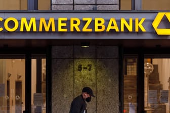 Commerzbank-Filiale (Archivbild): Das Geldinstitut will ab Juli das Gratis-Konto für Bestandskunden abschaffen.