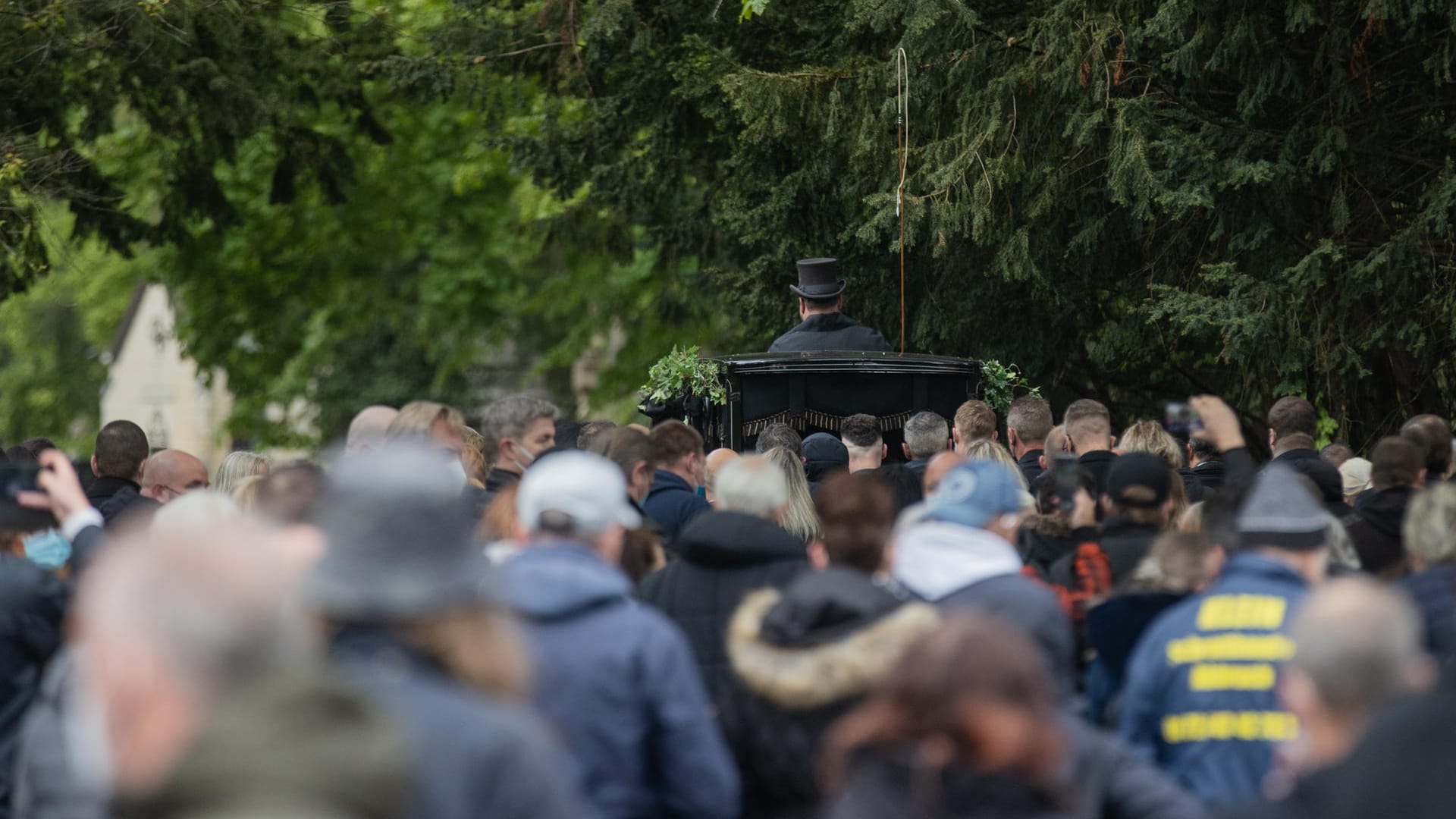 Zahlreiche Fans gaben ihm sein letztes Geleit: Der Sarg mit den sterblichen Überresten von Willi Herren wurde mit einer Kutsche zum Grab auf dem Melatenfriedhof gefahren.