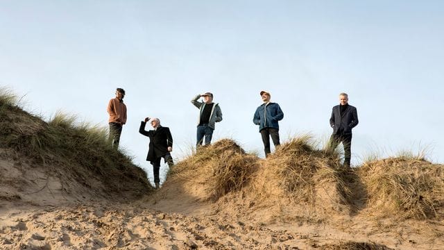 Was mögen sie wohl im Blick haben? Teenage Fanclub in den Dünen.