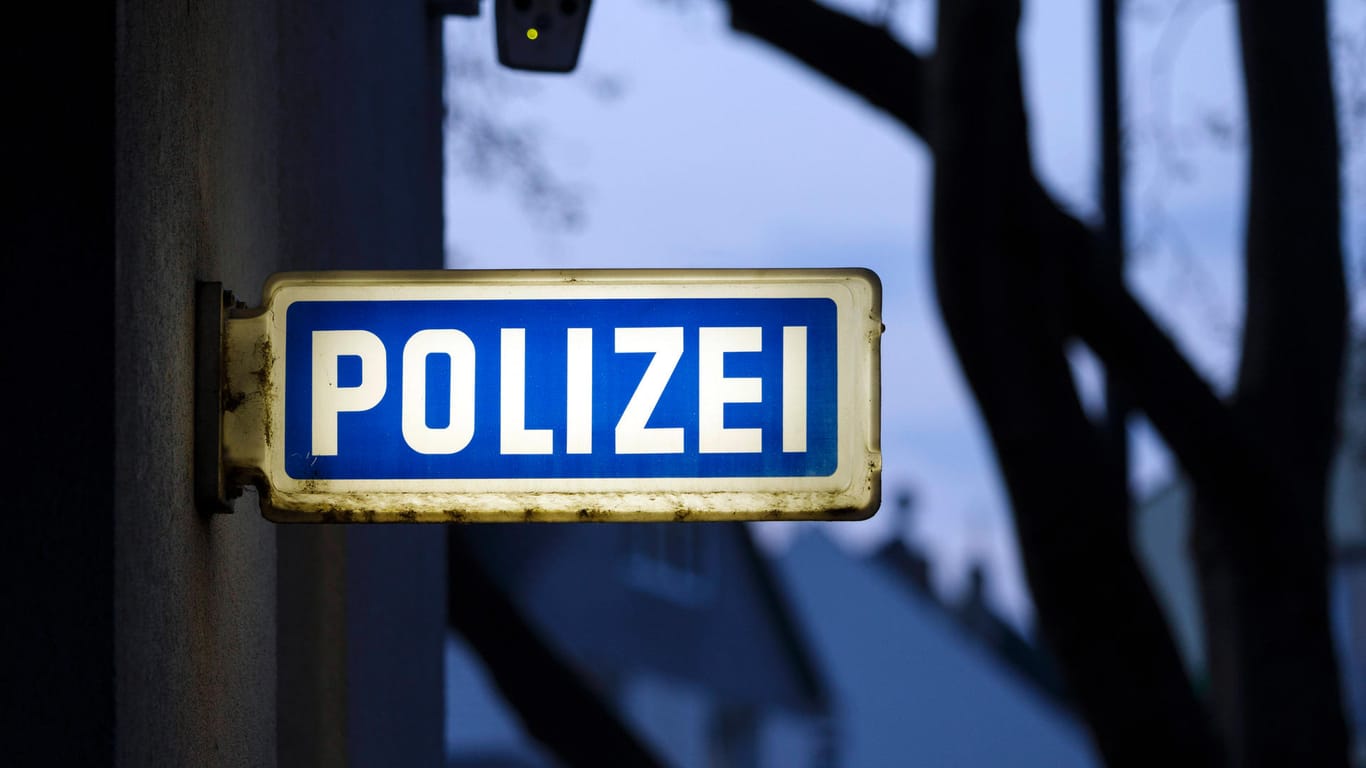 Ein Schild mit der Aufschrift "Polizei" an einer Polizeiwache (Symbolbild): Nach einer Attacke auf eine 13-Jährige fahndet die Polizei nach den Tätern.
