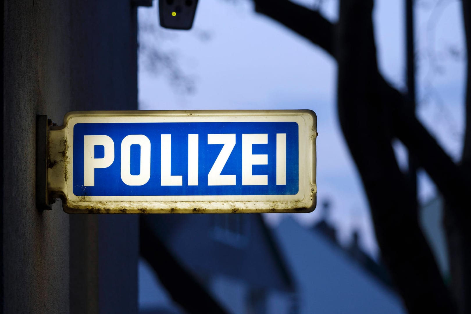 Ein Schild mit der Aufschrift "Polizei" an einer Polizeiwache (Symbolbild): Nach einer Attacke auf eine 13-Jährige fahndet die Polizei nach den Tätern.