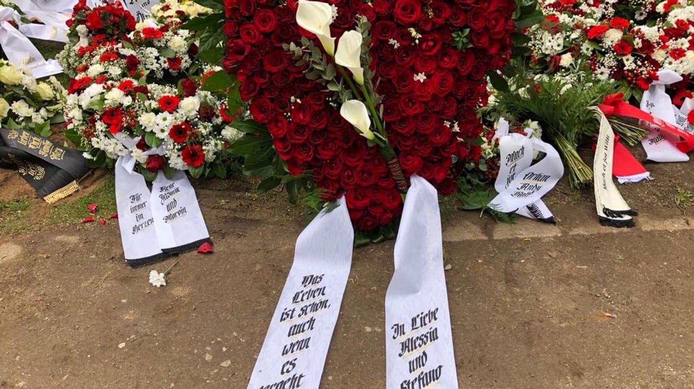 Ein rot-weißes Blumenmeer: An Willi Herrens Grab wurden zahlreiche Trauerkränze und Blumen abgelegt.
