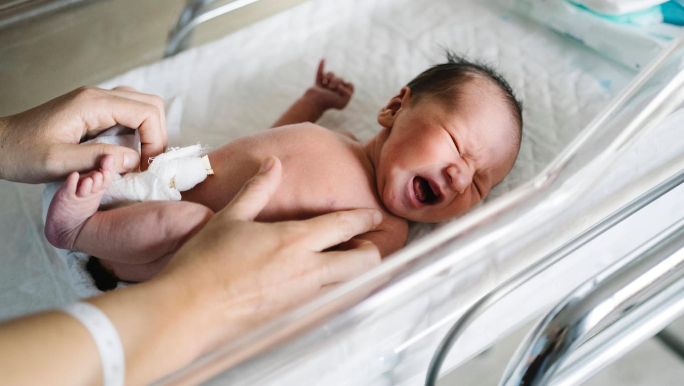 Ein Baby im Krankenhaus (Symbolfoto): Erfolgreiche Geburten von Neunlingen sind extrem selten.