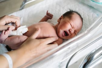 Ein Baby im Krankenhaus (Symbolfoto): Erfolgreiche Geburten von Neunlingen sind extrem selten.