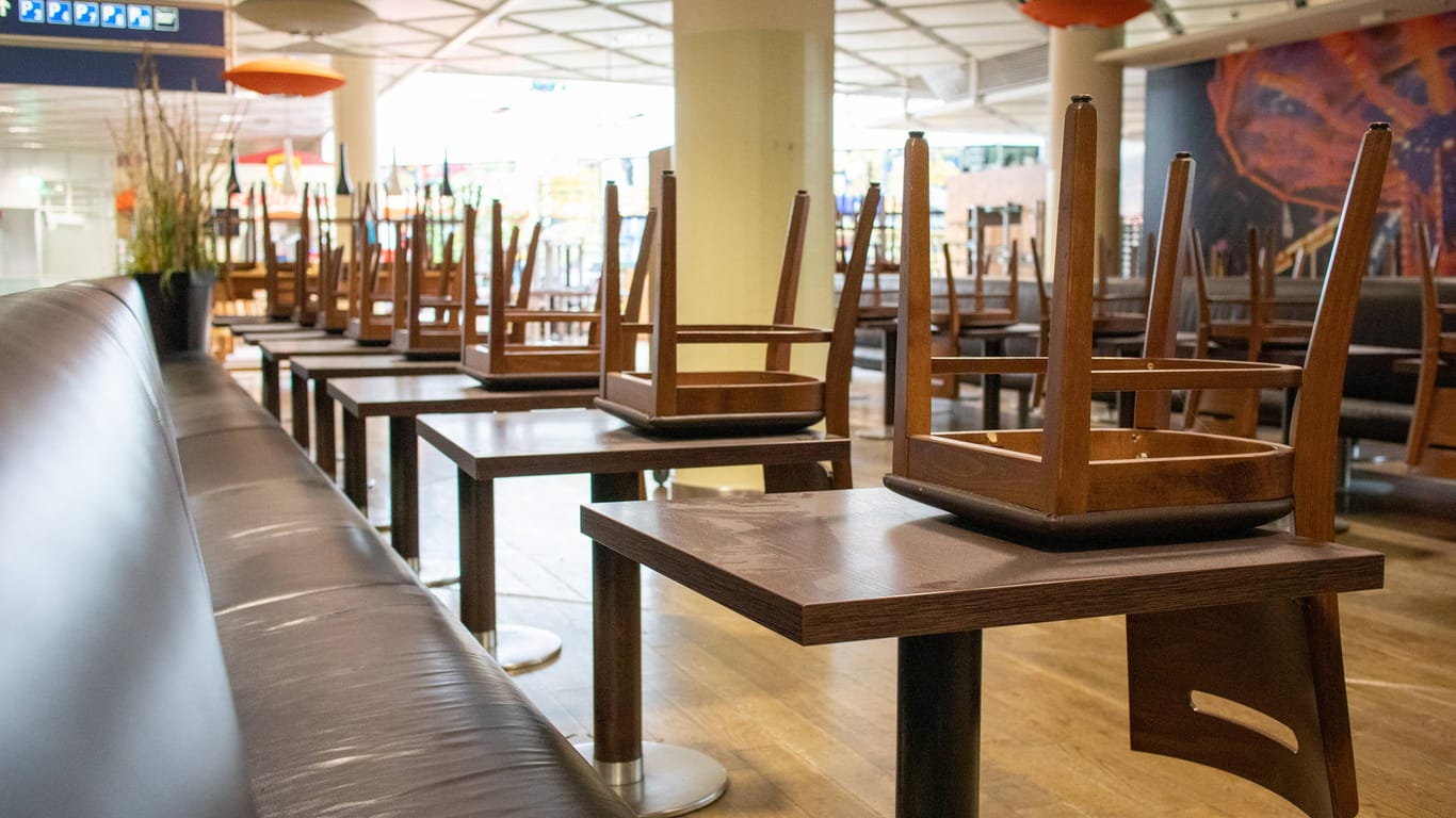 Leere Tische und hochgestellte Stühle in einem leeren Café am Terminal (Archivbild): Am Flughafen München wollten zwei Männer wohl Tische klauen.