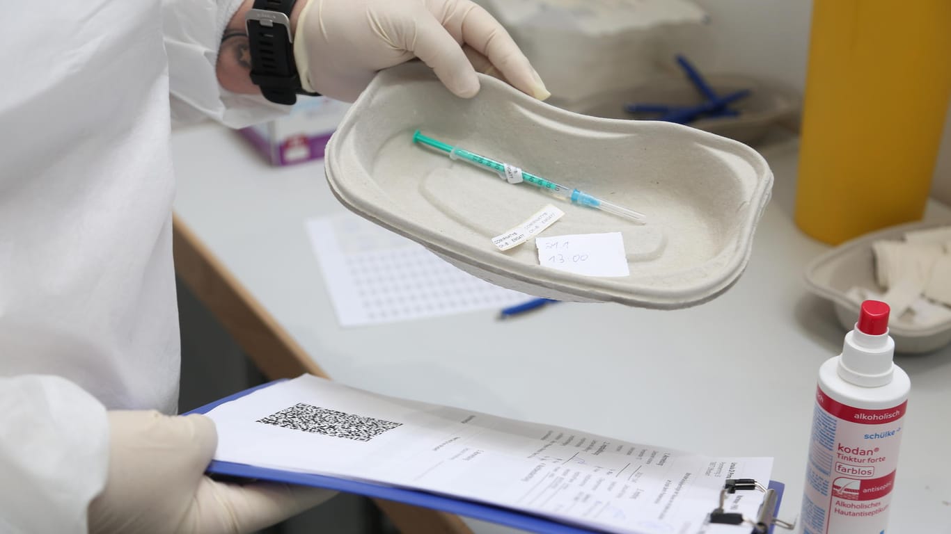 Eine Schale mit einer Impfspritze (Archivbild): In Karlsruhe können Über-75-Jährige nun einen Impftermin per E-Mail vereinbaren.
