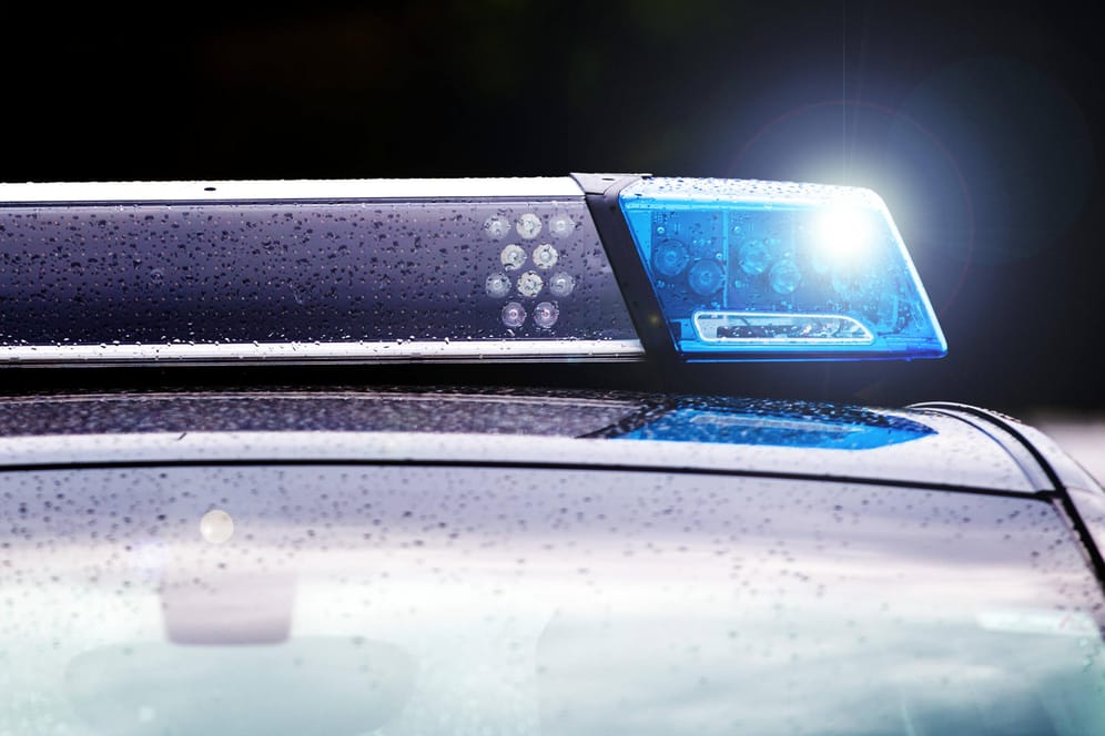 Einsatzfahrzeug der Polizei mit Blaulicht (Symbolfoto): In Frankreich wurde eine Frau ermordet.