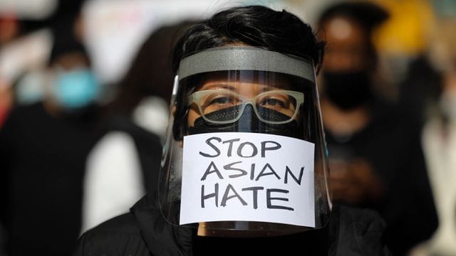 Ein Demonstrant nimmt in New York an einem Protest gegen anti-asiatischen Rassismus teil. Ein Demonstrant nimmt in New York an einem Protest gegen anti-asiatischen Rassismus teil.
