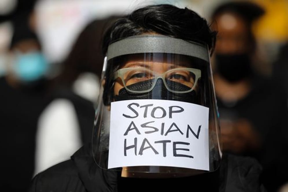 Ein Demonstrant nimmt in New York an einem Protest gegen anti-asiatischen Rassismus teil.