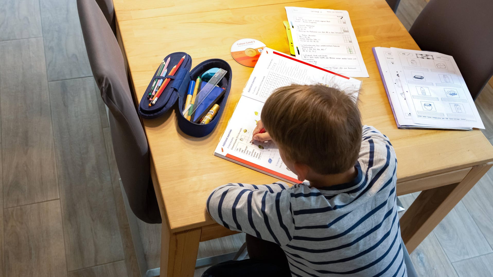 Ein Grundschüler lernt allein zu Hause: Die Regierung will Kinder und Jugendliche nun mit einem Milliardenprogramm unterstützen. Ein Grundschüler lernt allein zu Hause: Die Regierung will Kinder und Jugendliche nun mit einem Milliardenprogramm unterstützen.