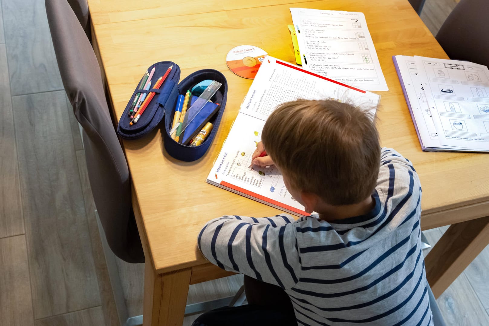 Ein Grundschüler lernt allein zu Hause: Die Regierung will Kinder und Jugendliche nun mit einem Milliardenprogramm unterstützen.