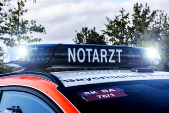 Einsatzfahrzeug von einem Notarzt (Symbolbild): Nach einer illegalen Feier in Bayern starb ein 22-Jähriger.