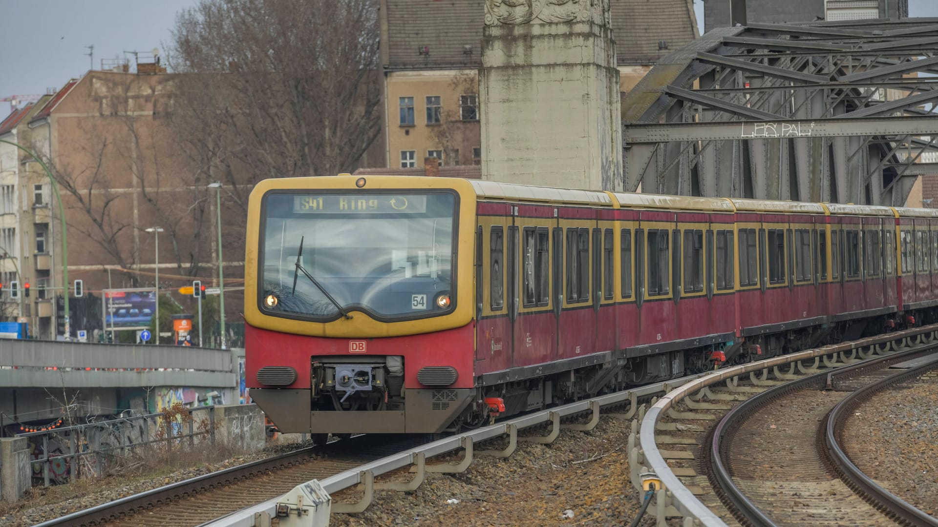 Eine Berliner S-Bahn am Treptower Park (Symbolbild): Hier gingen die vier Männer auf ihr Opfer los. Eine Berliner S-Bahn am Treptower Park (Symbolbild): Hier gingen die vier Männer auf ihr Opfer los.