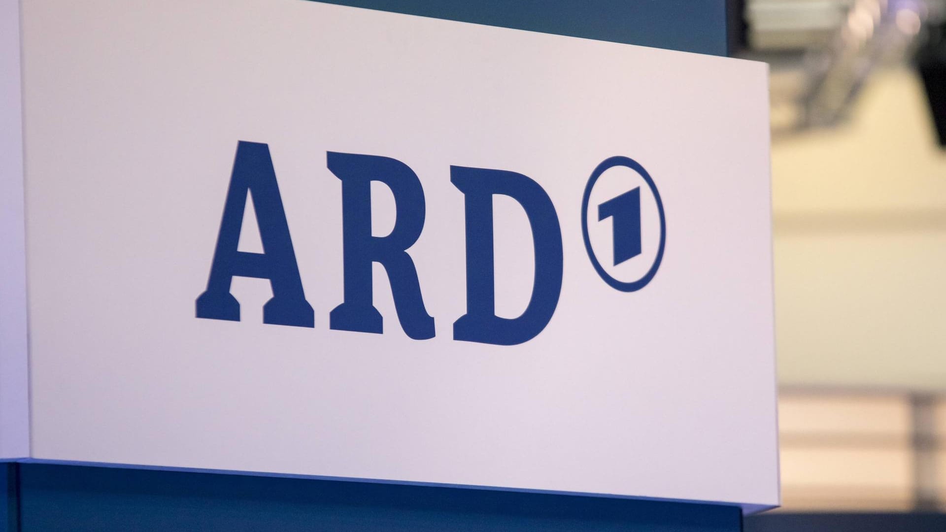 Das Logo der Arbeitsgemeinschaft der öffentlich-rechtlichen Rundfunkanstalten der Bundesrepublik Deutschland (ARD) (Symbolbild): Mehr als 30 Stunden Literatur mit über 50 Autoren sollen zu sehen und hören sein.