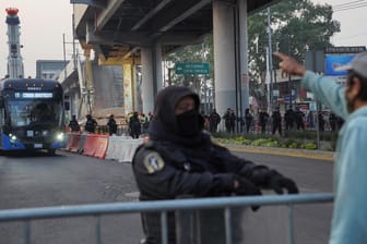 Eine Polizeiabseprrung vor der kollabierten Brüche: In Mexiko beginnt die Spurensuche.