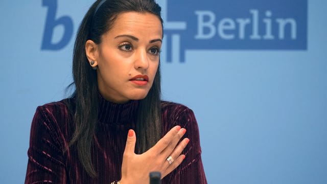 Sawsan Chebli, Staatssekretärin, spricht auf einer Pressekonferenz (Archivbild): Die 42-Jährige setzt sich gegen Rassismus ein.