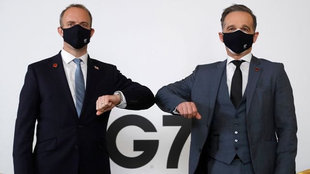 Bundesaußenminister Heiko Maas (r) wird von seinem britischen Kollegen Dominic Raab begrüßt. Bundesaußenminister Heiko Maas (r) wird von seinem britischen Kollegen Dominic Raab begrüßt.