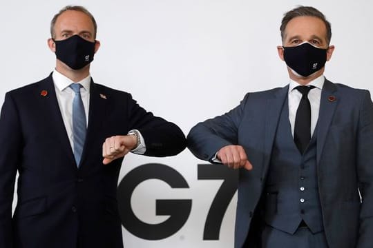 Bundesaußenminister Heiko Maas (r) wird von seinem britischen Kollegen Dominic Raab begrüßt.