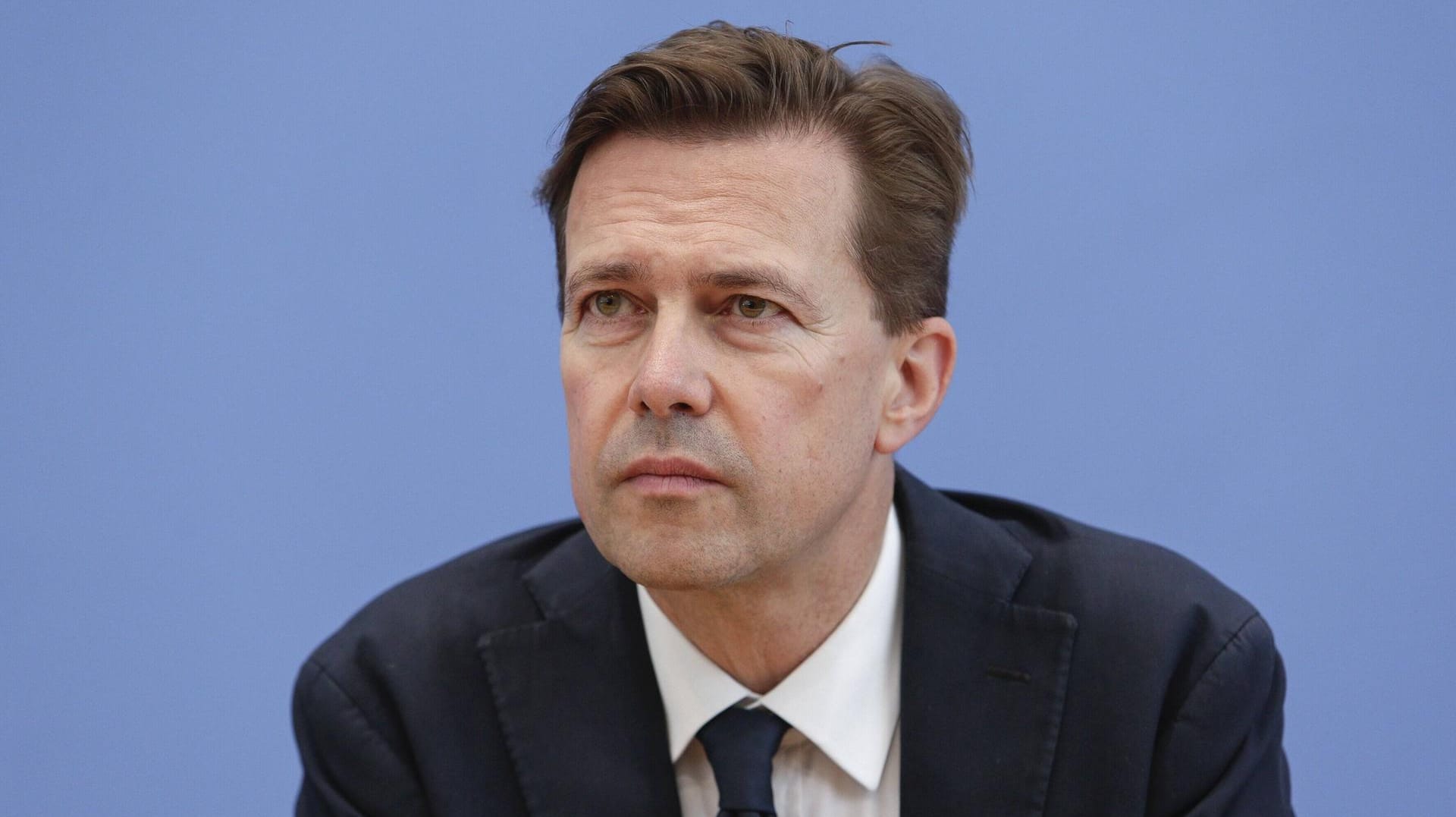 Regierungssprecher Steffen Seibert: "Das ist ganz klar eine nach dem Strafgesetzbuch strafbewehrte Urkundenfälschung. Und strafbare Handlungen werden verfolgt". Regierungssprecher Steffen Seibert: "Das ist ganz klar eine nach dem Strafgesetzbuch strafbewehrte Urkundenfälschung. Und strafbare Handlungen werden verfolgt".