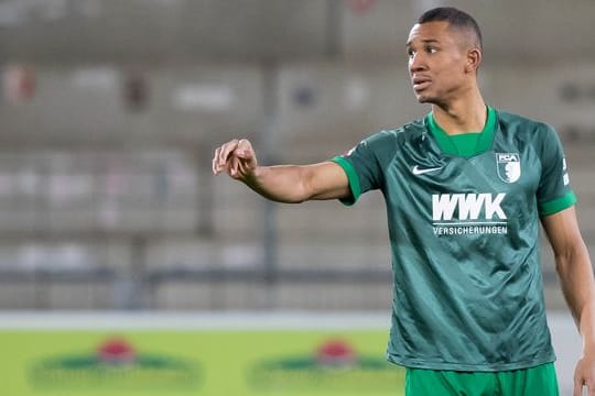 Augsburgs Felix Uduokhai gestikuliert auf dem Spielfeld.