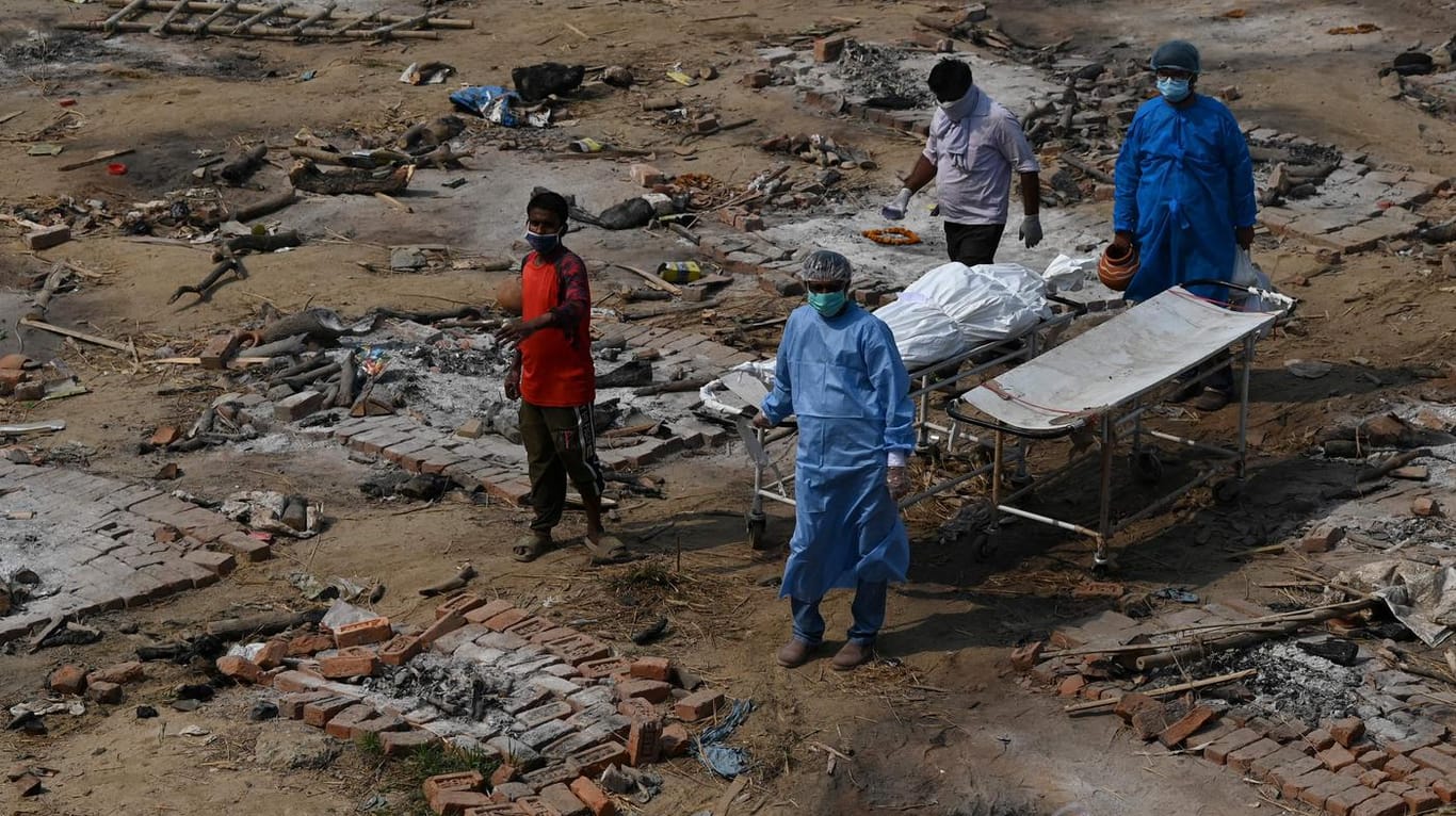 Angehörige beerdigen in Indien ein Covid-Todesopfer: Täglich sterben in dem Land derzeit mehr als 3.000 Menschen.
