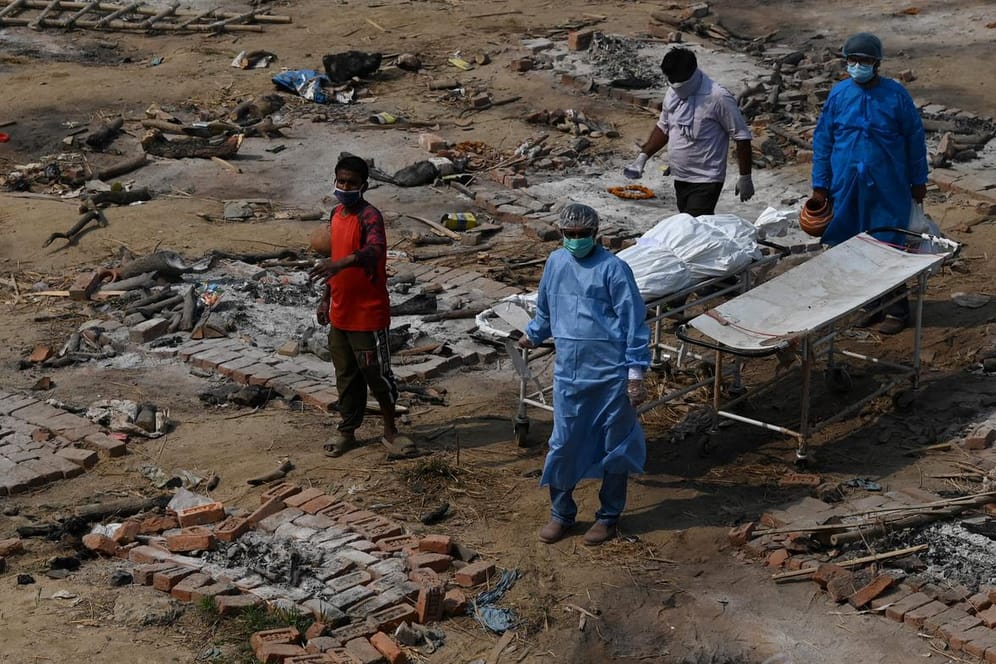 Angehörige beerdigen in Indien ein Covid-Todesopfer: Täglich sterben in dem Land derzeit mehr als 3.000 Menschen.