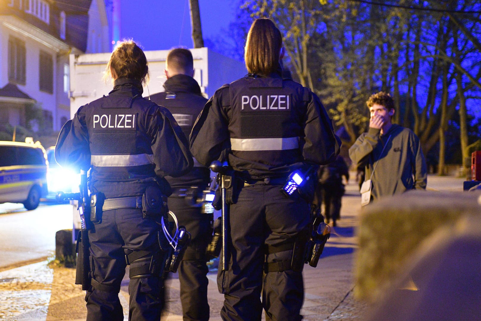 Polizisten bei der Kontrolle der nächtlichen Ausgangssperre in Saarbrücken: In der aktuellen Form hält Virologe Martin Stürmer die Maßnahme für nicht effektiv (Archivfoto).