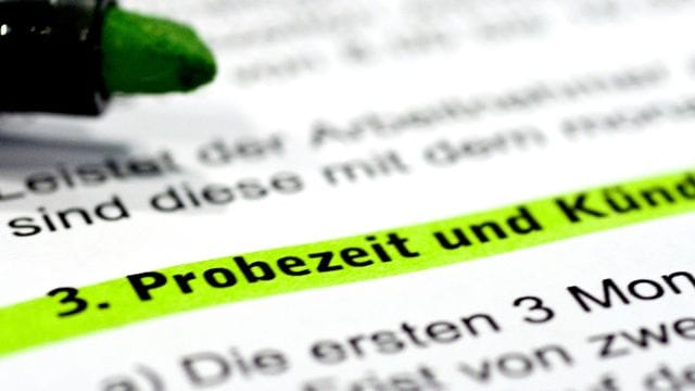 Die Regeln zur Probezeit finden Arbeitnehmerinnen und Arbeitnehmer meist im Arbeits- oder Tarifvertrag.