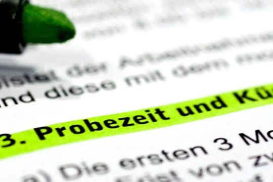 Die Regeln zur Probezeit finden Arbeitnehmerinnen und Arbeitnehmer meist im Arbeits- oder Tarifvertrag.