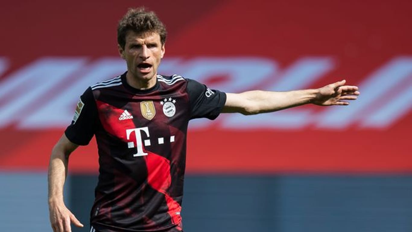 Thomas Müller erteilt auf dem Spielfeld Anweisungen an Mannschaftskameraden.