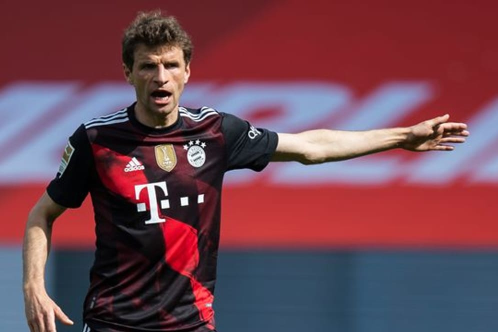 Thomas Müller erteilt auf dem Spielfeld Anweisungen an Mannschaftskameraden.