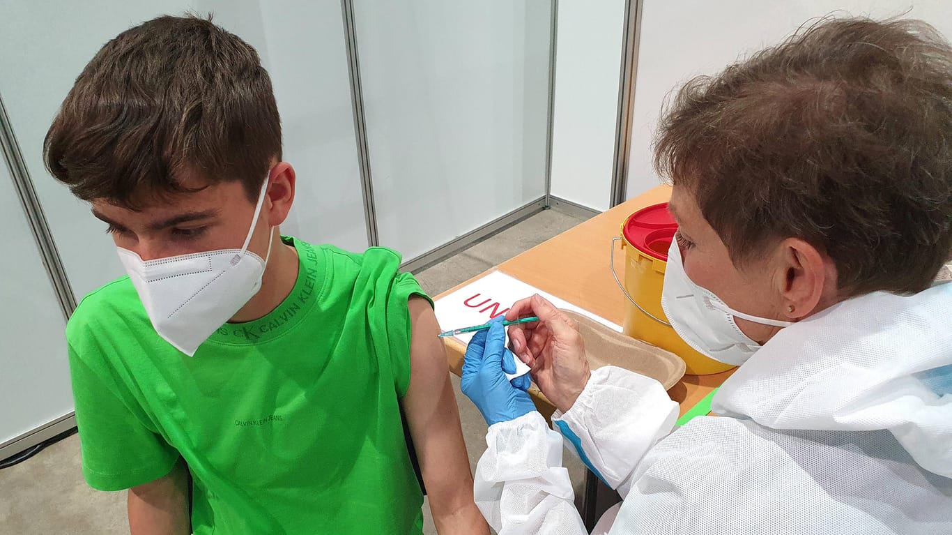 Junge erhält Impfung mit Biontech: In Kanada ist der Impfstoff für 12- bis 15-Jährige zu.