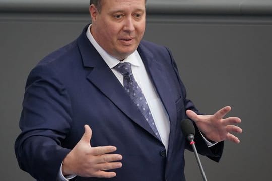 Kanzleramtschef Helge Braun spricht bei der Regierungsbefragung im Bundestag.