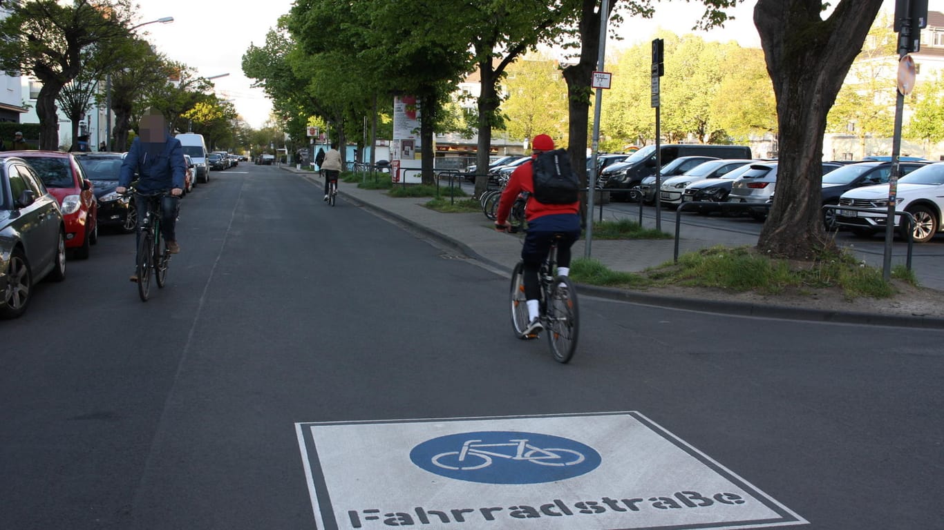 Blick in die Euskirchner Straße: Fahrradfahrer können hier bald nebeneinander fahren.