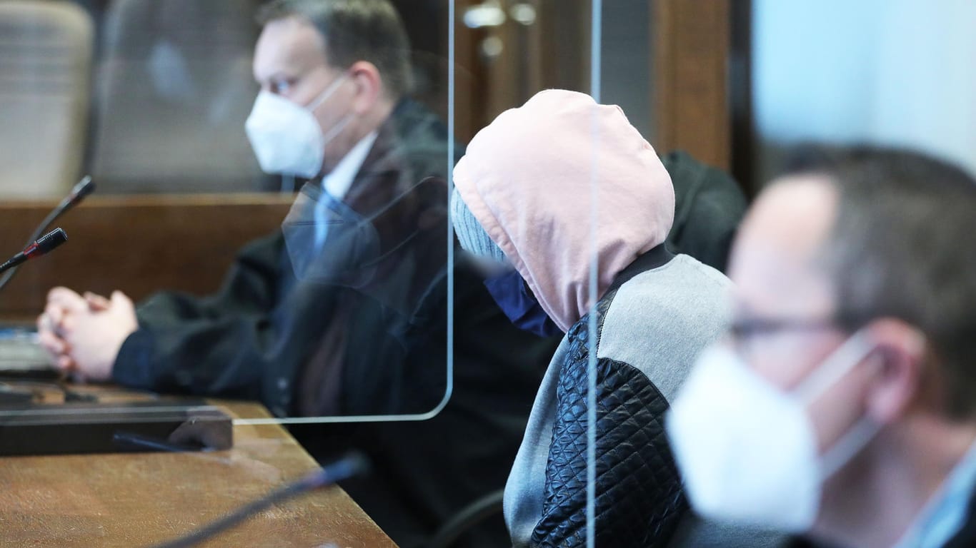 Die angeklagte Mutter sitzt zwischen Anwälten im Gerichtssaal (Archivbild): Bei der Verhandlung kamen Gutachter zu Wort.